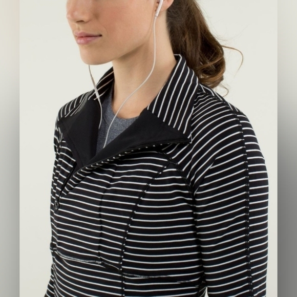 Lululemon Base Runner 1/2 Zip Parallel Stripe Black White / Black Pullover 4. - Picture 6 of 13